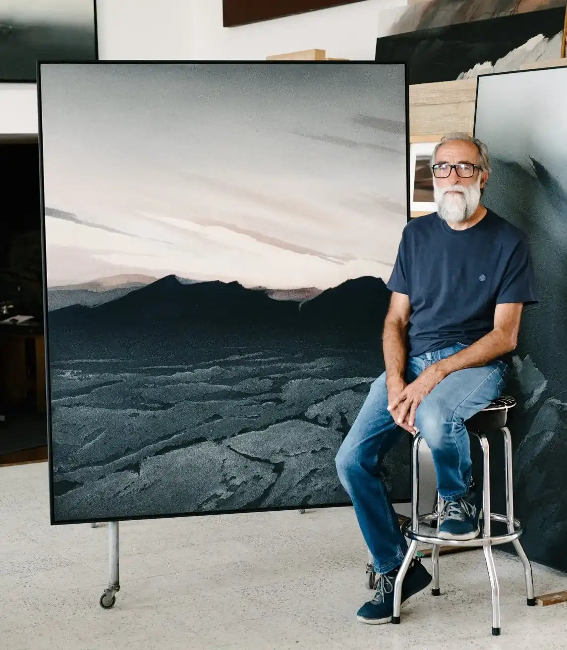 Ildefonso Aguilar con su obra Bajo el Volcán - conmemorativa del 250 aniversario de EL GRIFO