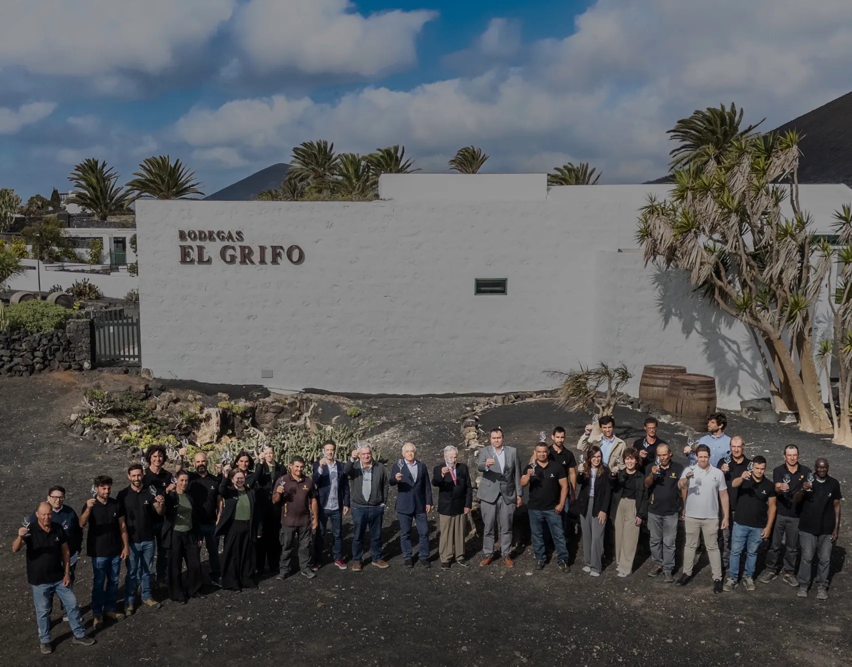 Foto del equipo El Grifo en el exterior de la bodega.