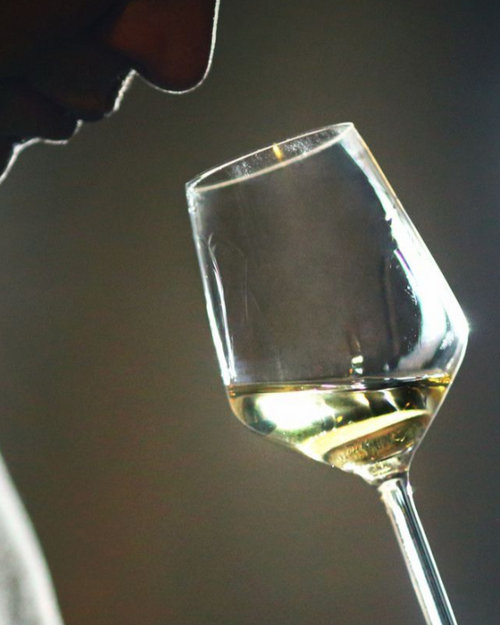 12 vinos blancos españoles por menos de 20 € que te sorprenderán mucho