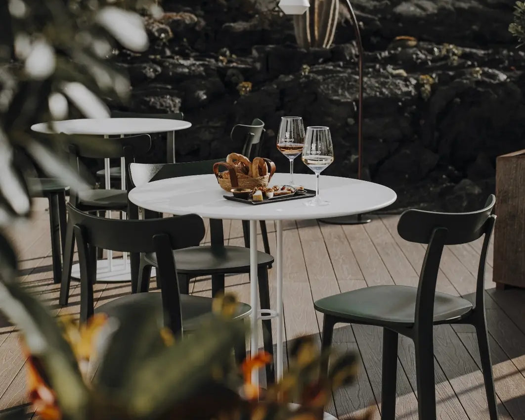 Degustación y cata de vinos en la terraza del wine bar de la bodega EL GRIFO en Lanzarote