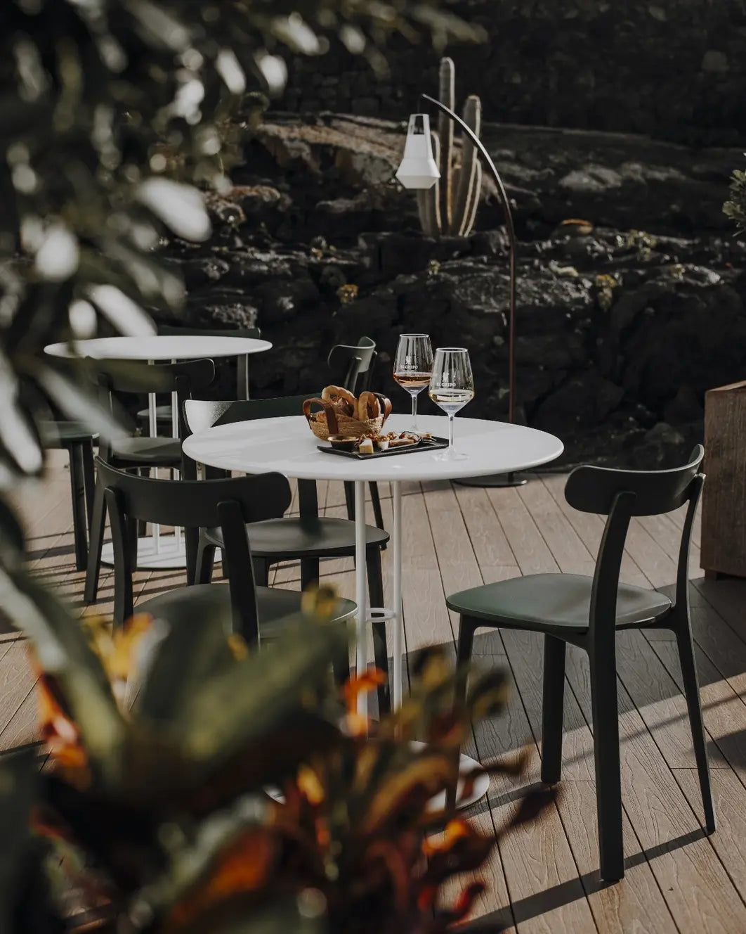 Degustación y cata de vinos en la terraza del wine bar de la bodega EL GRIFO en Lanzarote