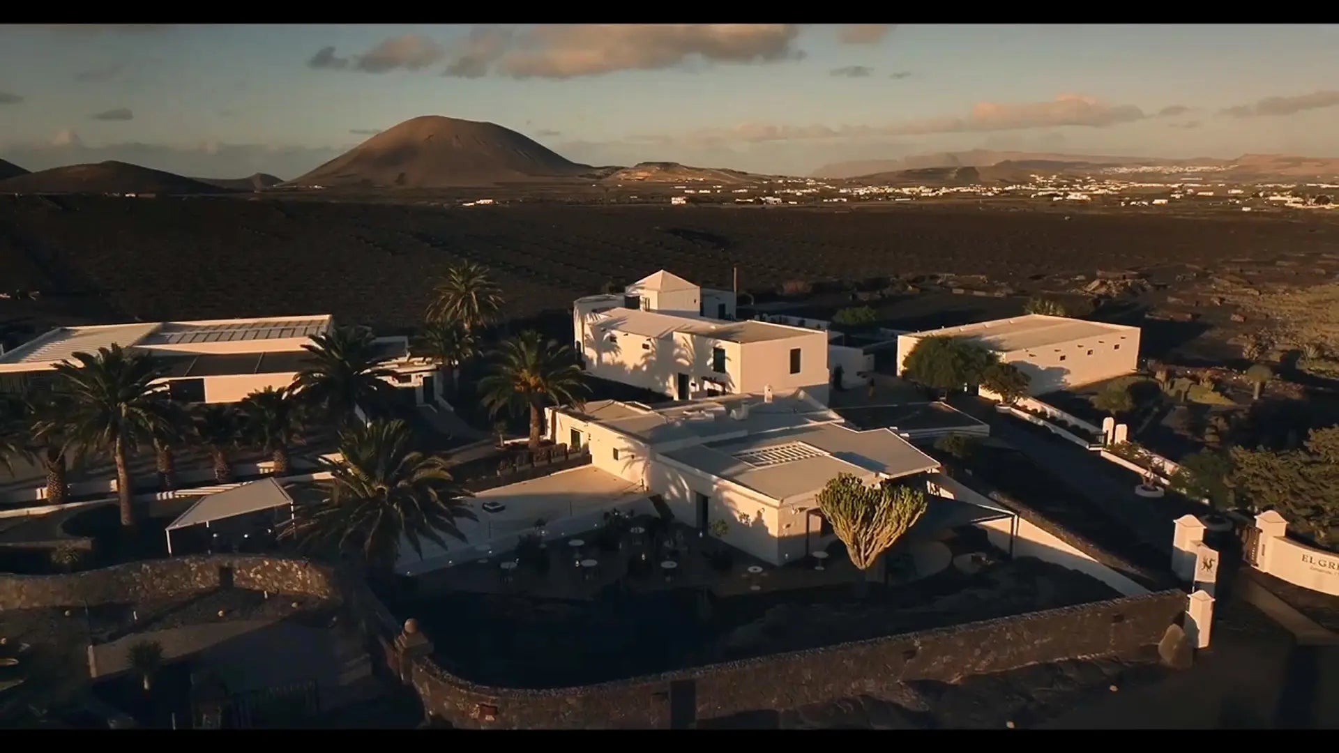 En la Geria vista de las bodegas EL GRIFO en lanzarote.