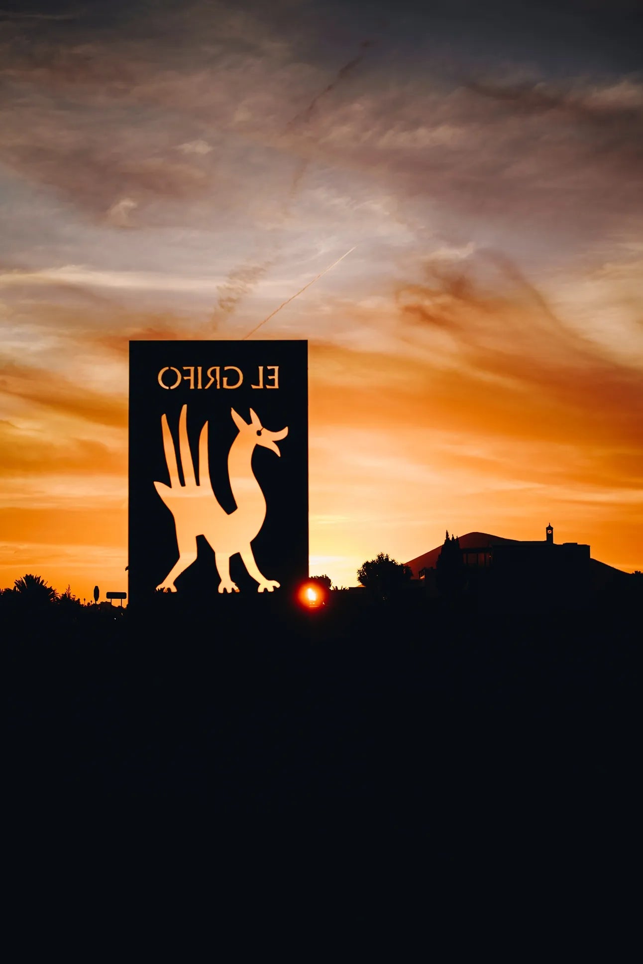 Logo de Bodegas El Grifo diseñado por César Manrique - atardecer en La Geria Lanzarote