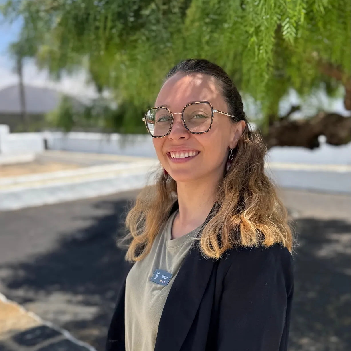 María asegura el exito de tu wine tours lanzarote, visitas a bodegas con ella. Bodegas EL GRIFO, Bodega en Lanzarote.