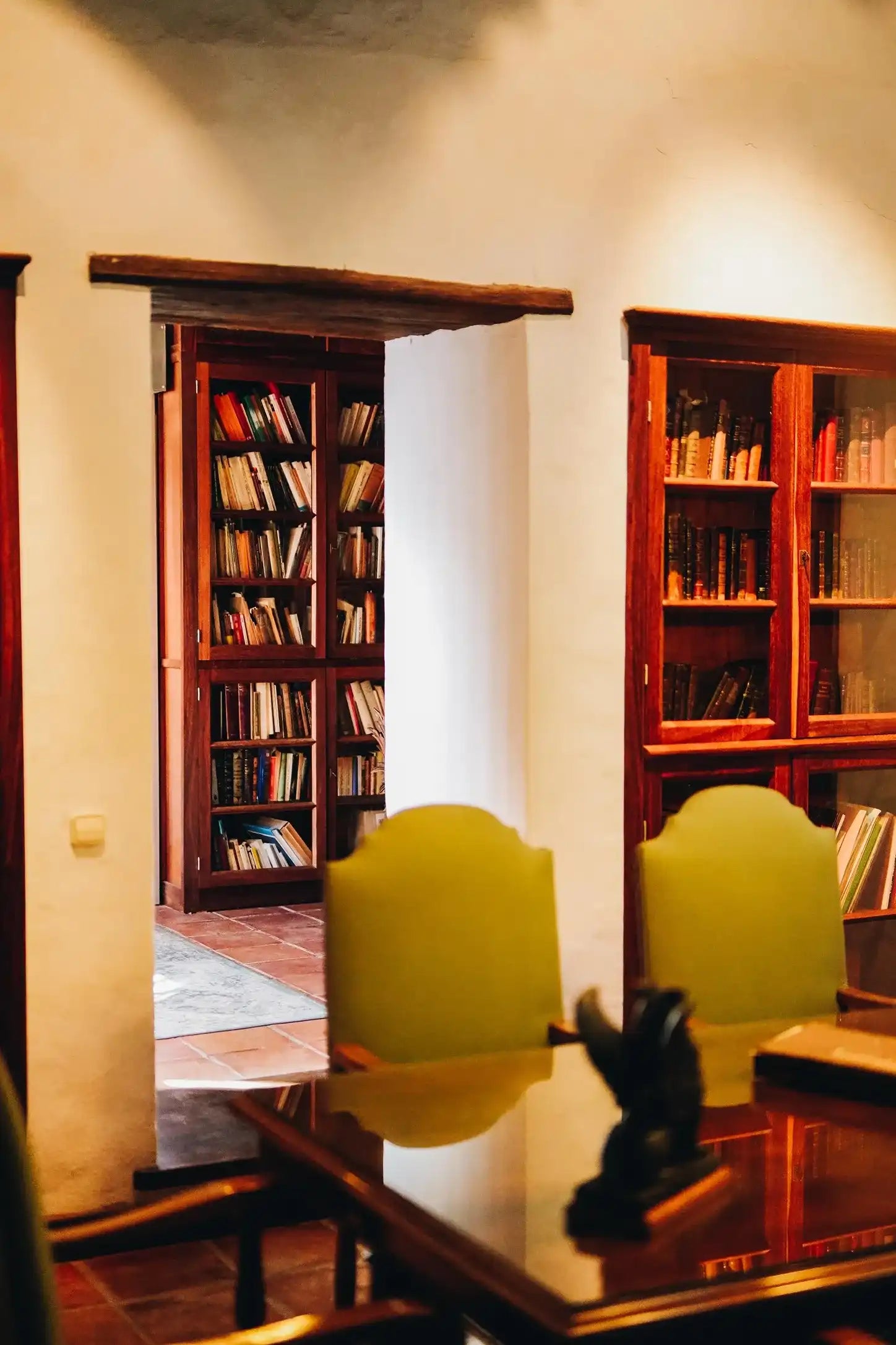 Bodegas El Grifo Lanzarote. La biblioteca, inaugurada por José Hierro y más tarde confirmada por el premio Nobel de literatura José Saramago