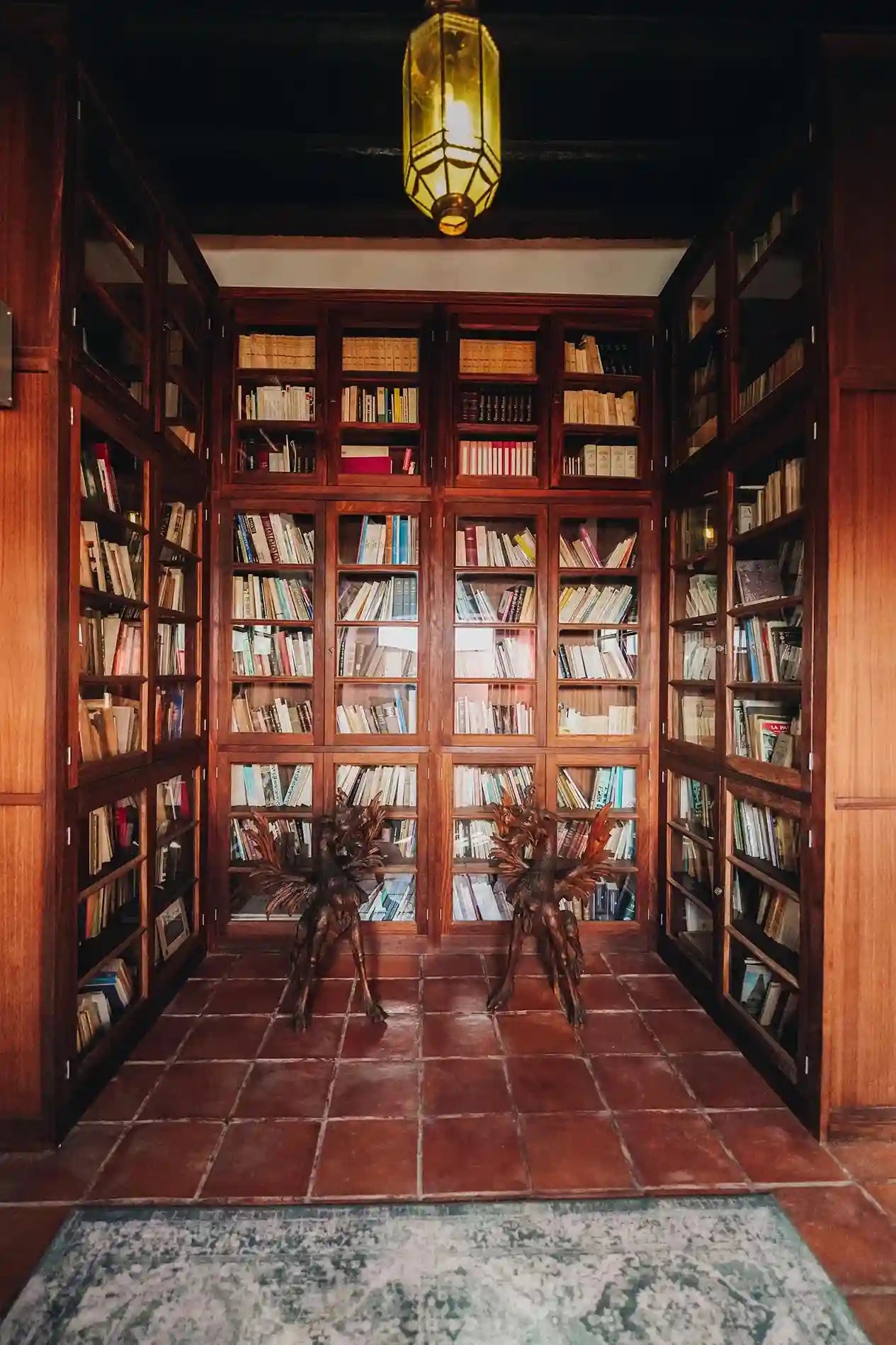 Bodegas El Grifo Lanzarote. La biblioteca, inaugurada por José Hierro y más tarde confirmada por el premio Nobel de literatura José Saramago